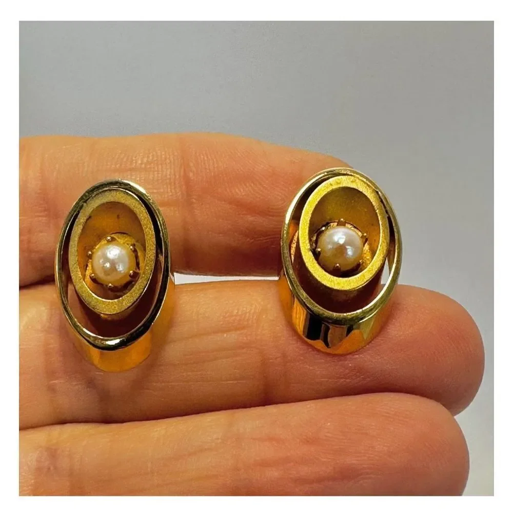 Gold tone vintage pearl cufflinks